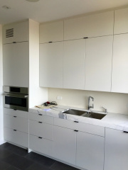 WHITE KITCHEN AT UN PLAZA